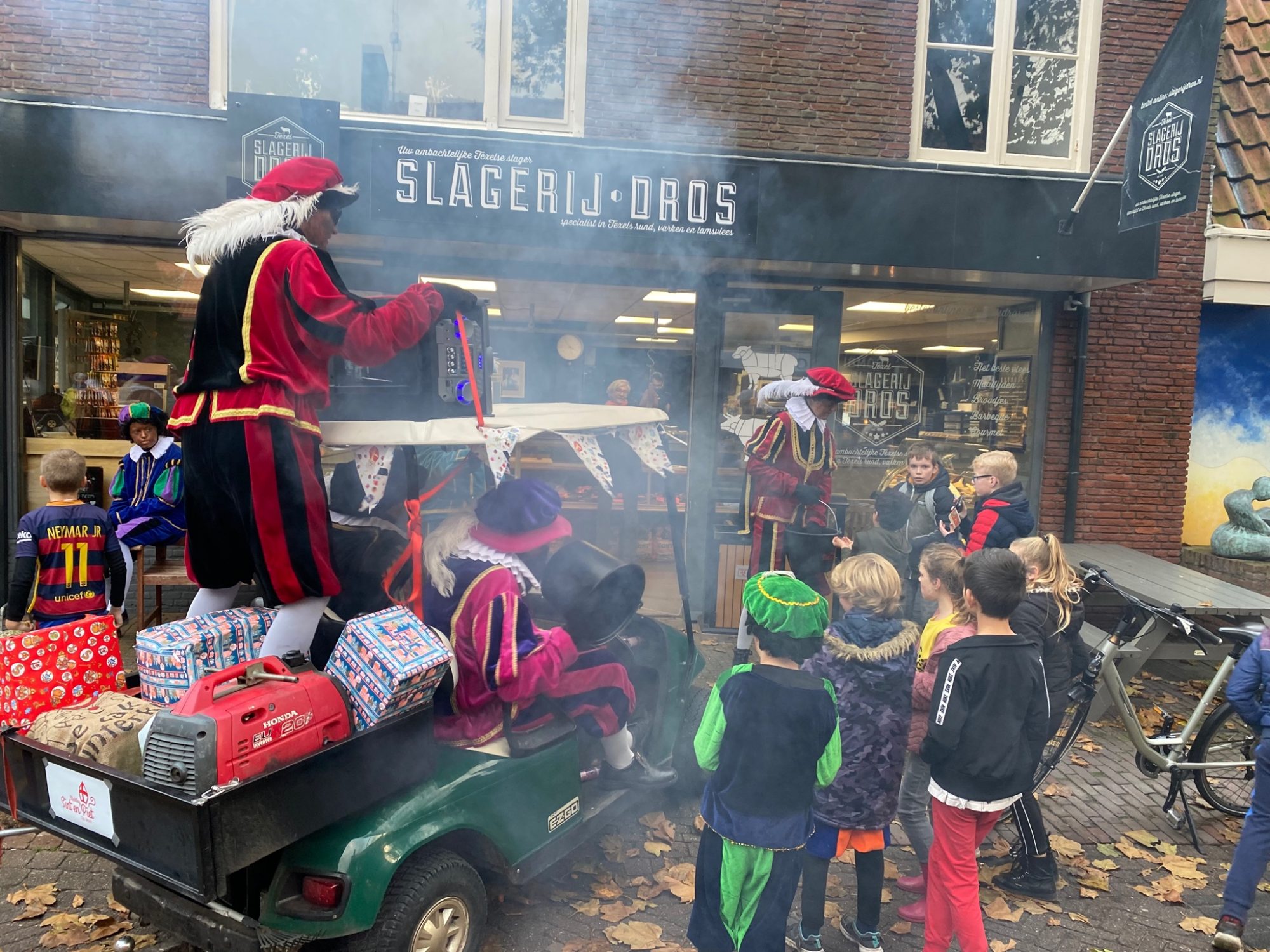 Piet op de golfkar vol cadeautjes in het dorp