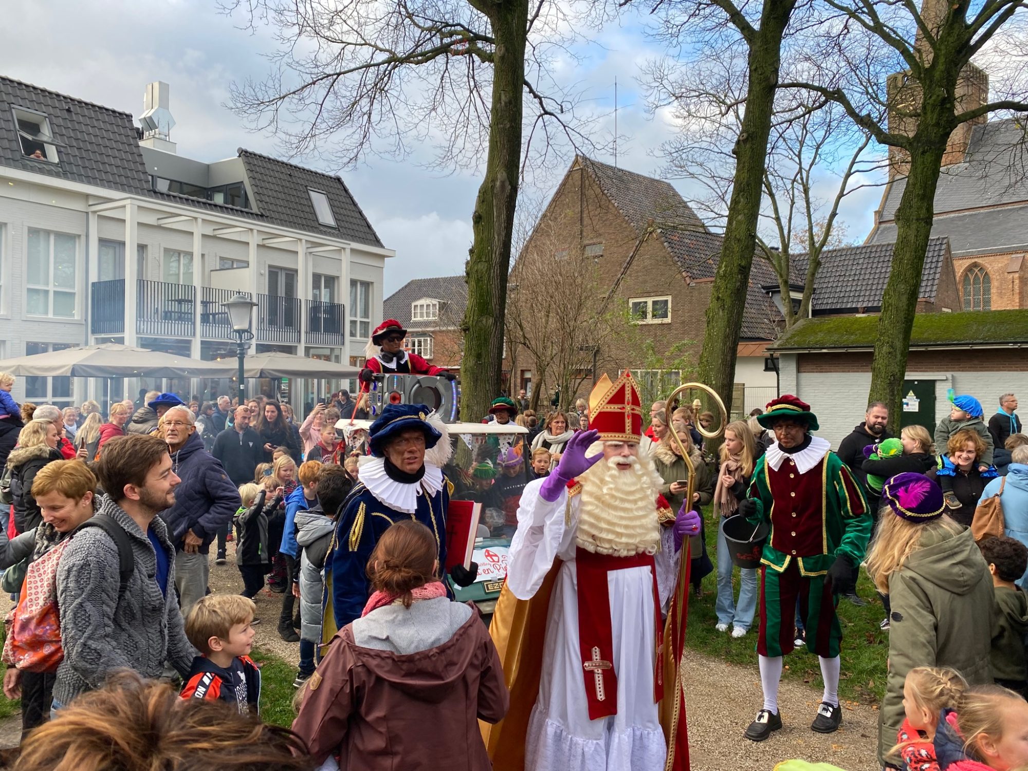 Sinterklaas en de Pieten worden welkom geheten door het publiek
