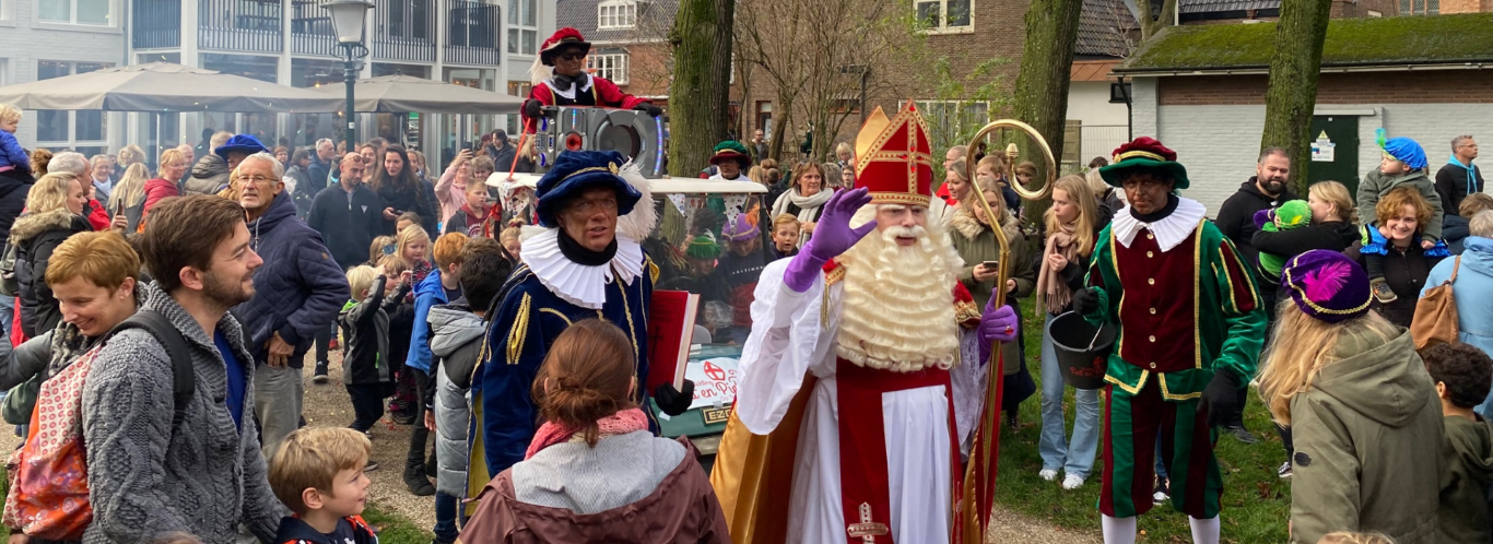 Sinterklaas en Pieten bij de intocht op Texel
