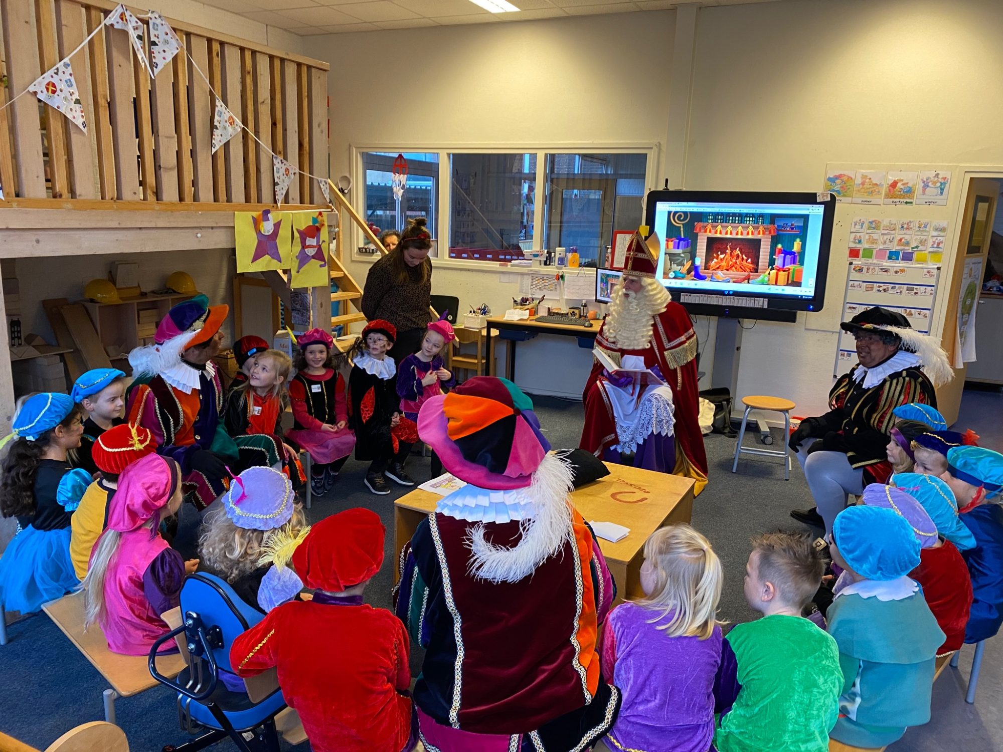 Sinterklaas en Pieten op bezoek in de klas