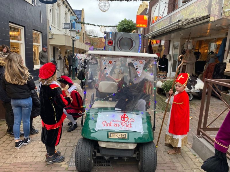 Pieten met de golfkar van Sint en Piet op Texel