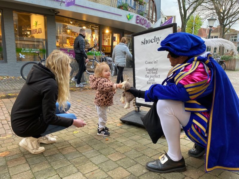 Piet maakt een praatje met een klein kind