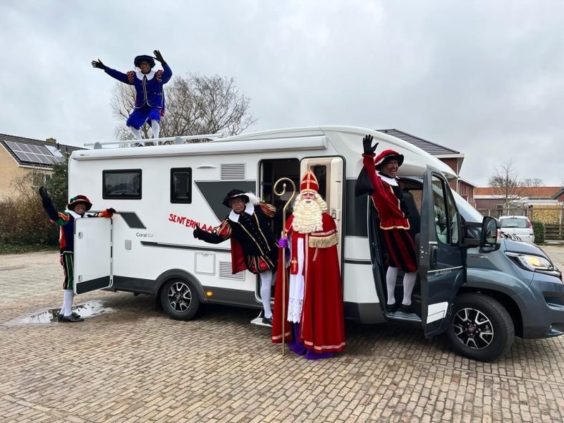 Sinterklaas en Pieten bij de camper