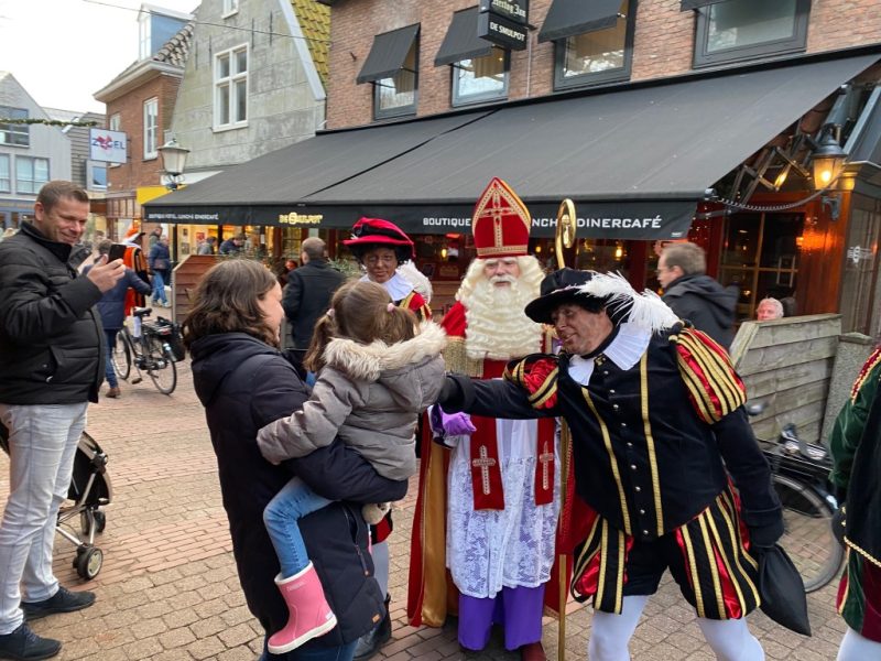 Sinterklaas en Piet ontmoeten publiek in het dorp