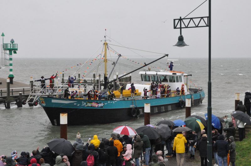 Sinterklaas komt aan met de boot in de haven van Oudeschild