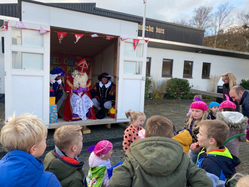 Kinderen bij het huisje van Sinterklaas