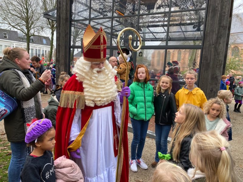 Sinterklaas tussen de kinderen bij de intocht